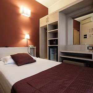 Camera compact con letto queen size